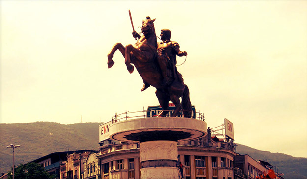 Makedonya Meydanı ve Büyük İskender Heykeli
