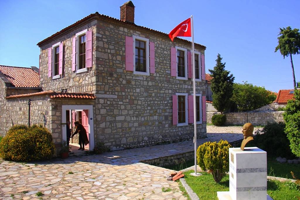 Necati Cumalı Anı ve Kültür Evi
